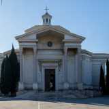 Ci dirigiamo ora verso la vicina basilica di Santa Fara, l� dove ci � stato rivelato si trovano tre statue in cartapesta presenti un tempo nella cappella Sylos Labini. Furono infatti spostate quando il luogo fu sconsacrato
